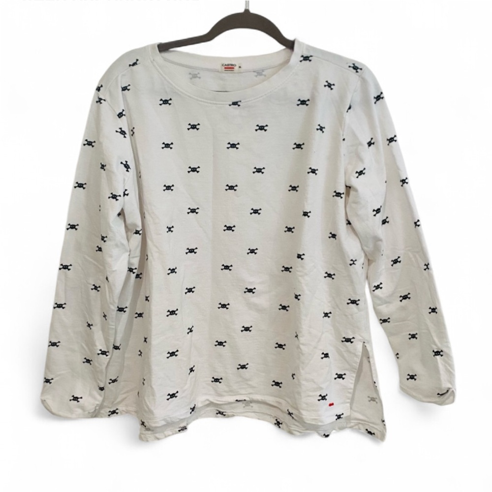 CASTRO WHITE LONG SLEEVE CREWNECK TOP WITH BLACK SKULL CROSSBONES PRINT XL